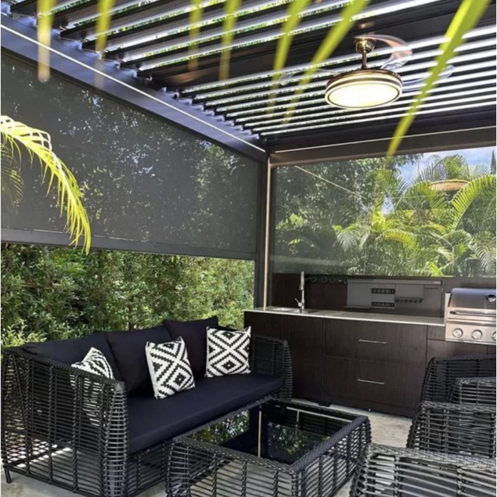 Pergola bioclimatica Jane 4x4m in alluminio con 4 tende zanzariere
