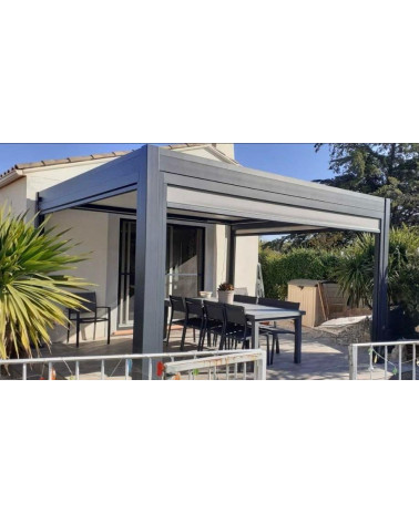 Pergola bioclimatica Jane 4x4m in alluminio con 3 tende lame bianche motorizzate