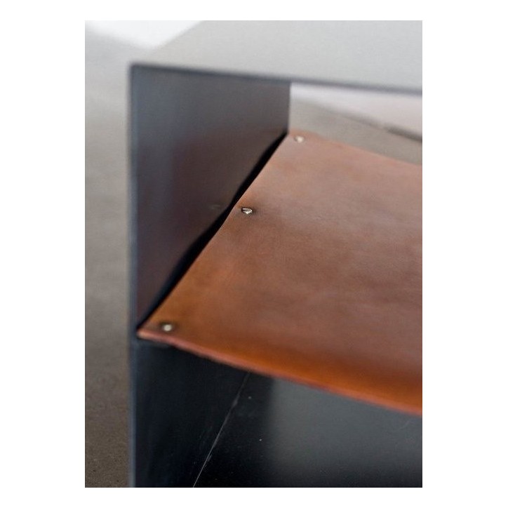 Table d'appoint en métal noir et cuir